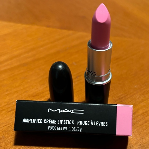 MAC Amplifed Creme Lipstick Saint Germain - Picture 3 of 16